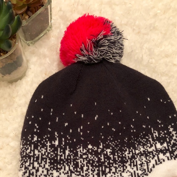 NWT Under Armour Tassel Beanie Girls Medium - Picture 4 of 8